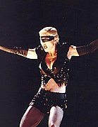 Madonna en el Girlie Show Tour con indumentaria sadomasoquista