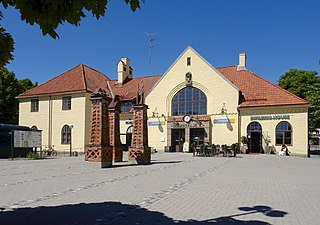 Det gula stationshuset på Södertälje C uppfördes 1918 och ritades av Folke Zettervall.