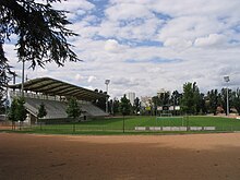 Tribune et pelouse du stade Darragon