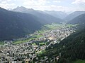 [C] Ein Luftbild von Davos im Sommer