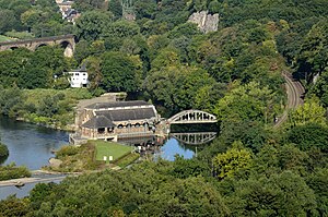 Standort zwischen dem Ruhrviadukt und dem Steilhang des Hohensteins