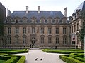 Façade (nord) sur jardin avec sa terrasse fermée par une balustrade, offrant un promenoir dominant l'espace végétalisé.