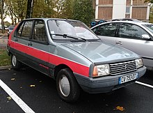 Une petite voiture des années 1980 sur un parking