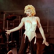 Madonna en el Blond Ambition World Tour con el corsé cónico diseñado por Jean-Paul Gaultier