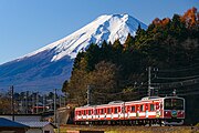 富士山をバックに富士急行線の寿 - 三つ峠間を走行する、6000系6501編成