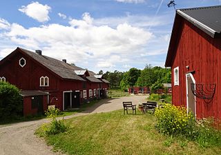 Gårdens ekonomibyggnader och stall