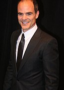 Michael Kelly dans le rôle de Doug Stamper