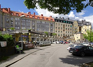 Strandgatan med flera stora bostadshus ritade av Södertäljearkitekten Tore E:son Lindhberg på 1920-talet.