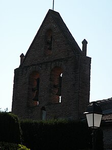 Ang Sibling Bell Tower sa Village