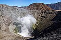 ブロモ山の火口と右にバトー山