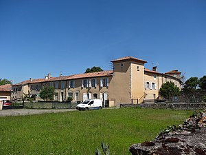 Maisons et tour d'angle.