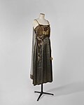 Robe courte en lamé et corsage brodé (vers 1919), Palais Galliera, musée de la Mode de la Ville de Paris.