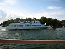 M/S Vånö vid brygga i Stegesundet. Fotot taget från M/S Västan i juli 2009.