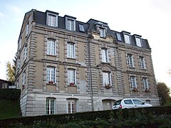 L'ancienne gendarmerie, en face de la cantine.