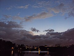 Vista des del Parc Ibirapuera de São Paulo (Brasil) durant el crepuscle civil