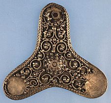 Trefoil brooch