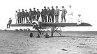 So sah vor 110 Jahren ein Tragflächenbelastungstest bei Fokker Aeroplan aus: 16 Personen auf den Flügeln einer Fokker M.5 KW 17 (ab 21. April 2024)