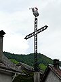 Croix surmontée d'un coq dans le village de Fos.