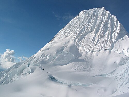 Der Berg „Alpamayo“ im Norden der peruanischen Gebirgskette „Cordillera Blanca“