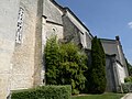 Le mur latéral et les vestiges du prieuré.