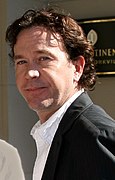 Timothy Hutton interprète Hugh.