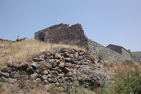 Monastır kompleksini əhatə edən qala divarlarının qalıqları