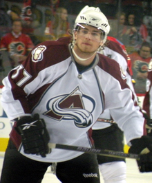 Photographie de Ryan O'Reilly avec le maillot blanc de l'Avalanche du Colorado