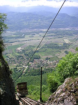 Gezicht op Froges (op de achtergrond) vanaf de kabelspoorweg Montfort - Saint-Hilaire-du-Touvet