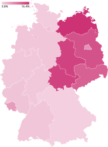 Deutschlandkarte mit Bundesländern, die entsprechend des jeweiligen Stimmenanteils von 3,8 % bis 16,4 % unterschiedlich eingefärbt sind. Die fünf ostdeutschen Länder sind wesentlich stärker als die westdeutschen eingefärbt. Innerhalb Westdeutschlands hebt sich das Saarland leicht ab.