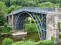 Premier pont en fonte, utilité décorée, cet ouvrage franchit le fleuve Severn en Angleterre pour les besoins du trafic d'une usine en 1781.