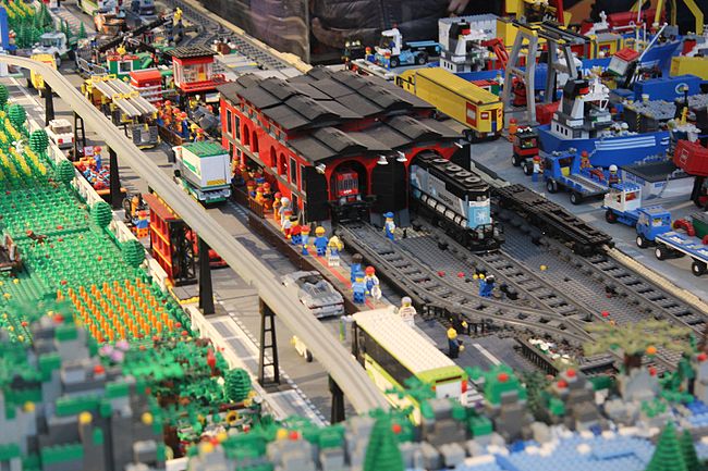 Photographie d’une gare en Lego.