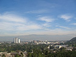 Nhìn về phía đông qua Burbank từ Universal Studios.