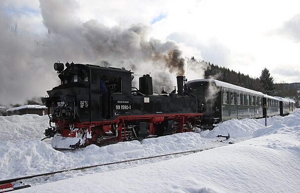 Photographie d’un train sur la neige.