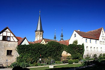 Der Küchengarten von Weikersheim mit der Stadtmauer, im Hintergrund die Kirche St. Georg