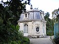 Oculi ovali ai pavilionului Louis XV din Parc de Bagatelle, la Paris.