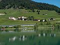 Deutsch: Ein schöner Blick auf den Davos-See und die Landschaft.