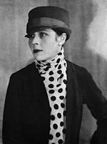 Djuna Barnes i en damtrilby på 1920-talet, och Leonard Cohen i en modern herrvariant.