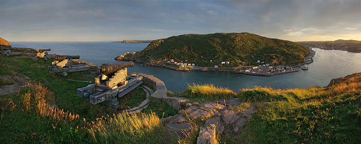 Coucher de soleil sur Signal Hill, St. John's, Péninsule Avalon, Terre-Neuve. Sur la gauche au premier plan, la batterie de la Reine; sur la droite, le port de St. John's.