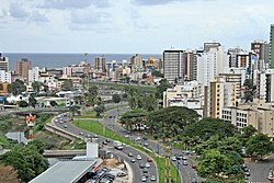 Avenida Magalhães Neto, que margeia o rio Camarajipe (à esquerda), onde a Pituba limita-se com o bairro do Costa Azul (à esquerda).