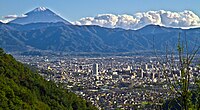 Le mont Fuji surplombant la ville de Kōfu.