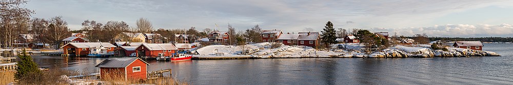 Bebyggelse i byn Berg på Möja i december 2012.