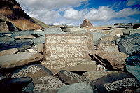 Le mantra ཨོཾ་མ་ཎི་པ་དྨེ་ཧཱུྃ་, transcription tibétaine du sanskrit ॐ मणि पद्मे हूँ, (Aum Mani padmé hûm) écrit sur les rochers. Le chant des mantras est caractéristique de l’Ayurveda depuis que l’Atharva-Veda — une grande partie du texte étant de nature religieuse — a été compilé[109].