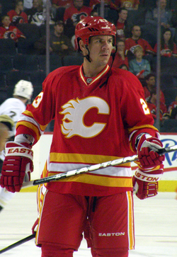 Scott Hannan v dresu Calgary Flames.