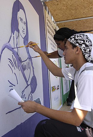 Artistas copiando a "Mona Lisa". A imagem original é de domínio público, mas tanto o trabalho derivado (a cópia da imagem) quanto esta fotografia ganharam seus próprios direitos autorais. Os nomes dos artistas não são conhecidos mas eles e a fotógrafa Lúcia Sebe trabalhavam para o detentor dos direitos autorais, Estado de Minas Gerais (Brasil), que liberou os direitos sob uma licença "CC BY-SA 2.0".