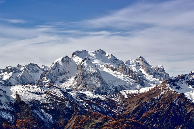 圖為馬爾莫拉達山（3343米），是意大利東北部的一座山脈，也是多洛米蒂山脈（阿爾卑斯山的一部分）的最高山。