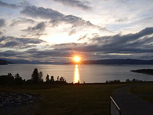 Altafjord i Alta i Norge vid midnattssol.