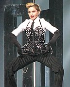 Madonna en The MDNA Tour con estilismo francés