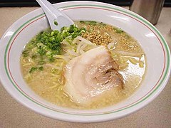 Tonkotsu shoʻrva bilan Hakata ramen