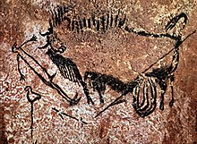 Peinture rupestre préhistorique représentant un homme stylisé à tête d'oiseau, un bison et un bâton surmonté d'un oiseau.