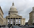 Fațada actuală (martie 2008) a Panteonului din Paris, cu inscripţia pe fronton, AUX GRANDS HOMMES, LA PATRIE RECONNAISSANTE